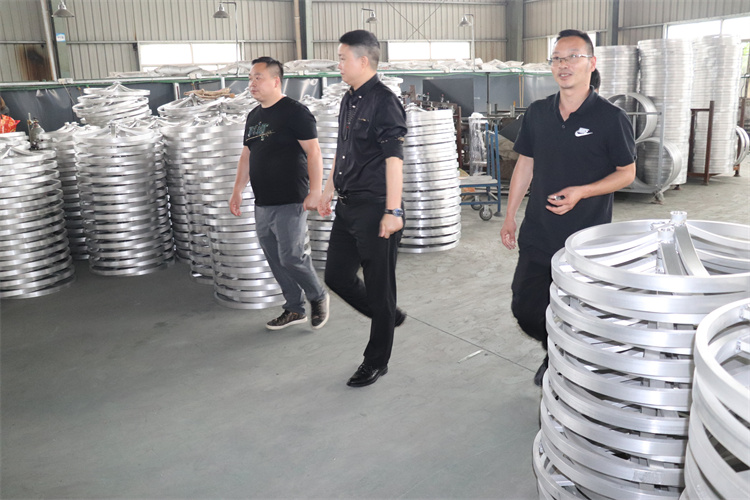 El jefe inspeccionó la fábrica de muebles.