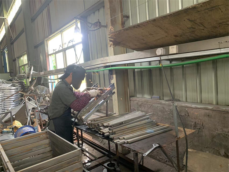 Proceso de producción maduro de juegos de muebles.