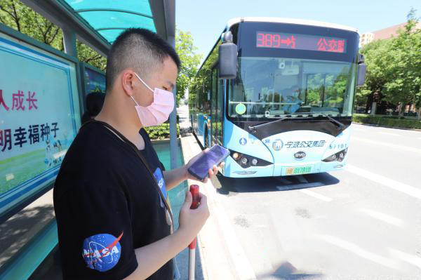 El primer autobús guía en Ningbo está disponible para personas con discapacidad visual