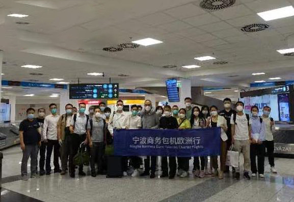 Después de un vuelo de 12 horas, 36 trabajadores del comercio exterior llegaron sanos y salvos a Budapest