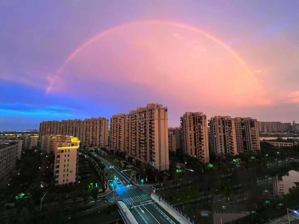 ¡Romántico! El arco iris y las nubes llameantes aparecen juntas