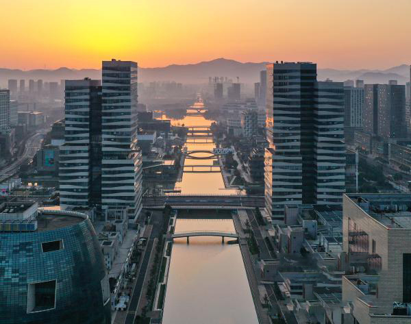 ¡Crecimiento del PIB de 62 mil millones de yuanes, ocupando el puesto 12 en China! La economía de Ningbo mostró resiliencia en la primera mitad del año