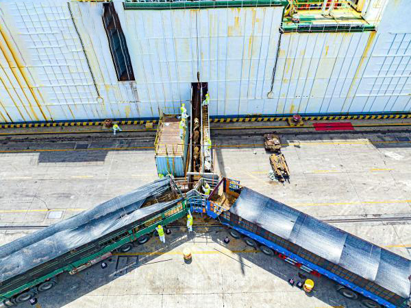 La zona del puerto de Ningbo marcó el comienzo del primer lote de ganado vivo importado de este año y ha transferido la inspección de cuarentena.