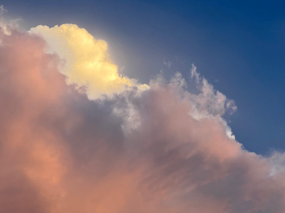 ¡Mirar! Nubes de colores aparecen en el cielo de Ningbo