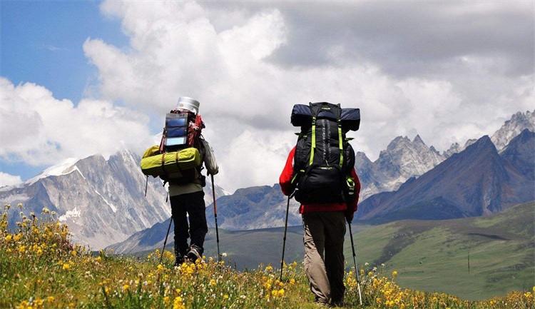 ¿Qué necesito para hacer senderismo al aire libre?