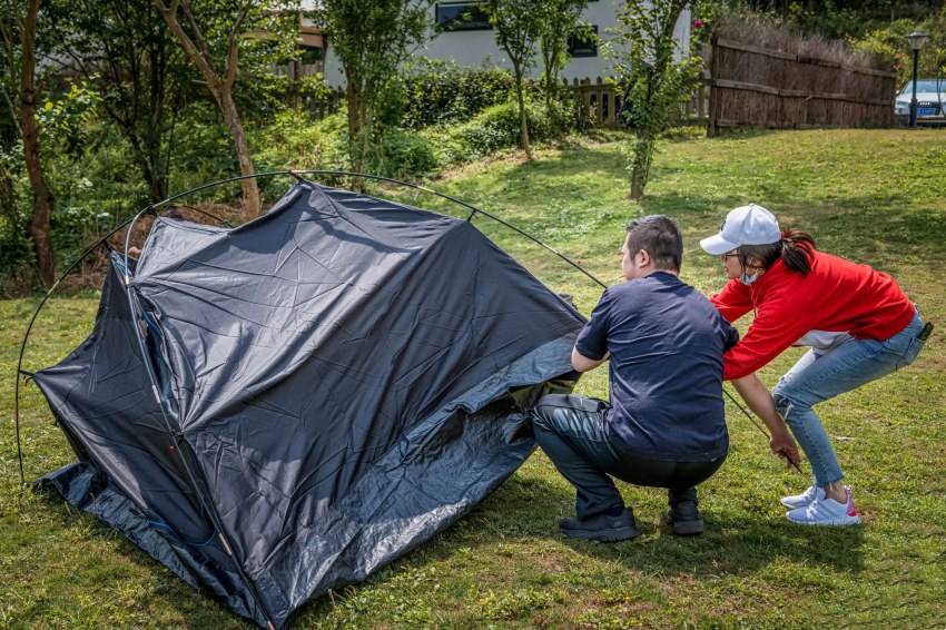 ¿Cuáles son las habilidades para montar tiendas de campaña al aire libre?