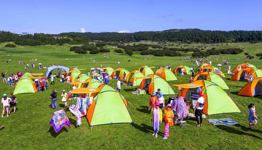 ¿Cuáles son los aspectos del sueño a considerar al acampar?